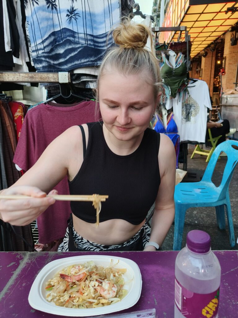 Genieten van streetfood op de night market in Chiang Mai