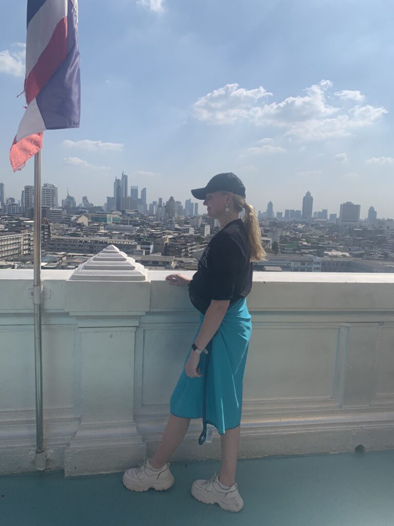 Skyline van Bangkok bekijken vanaf een rooftop tijdens een reis op maat