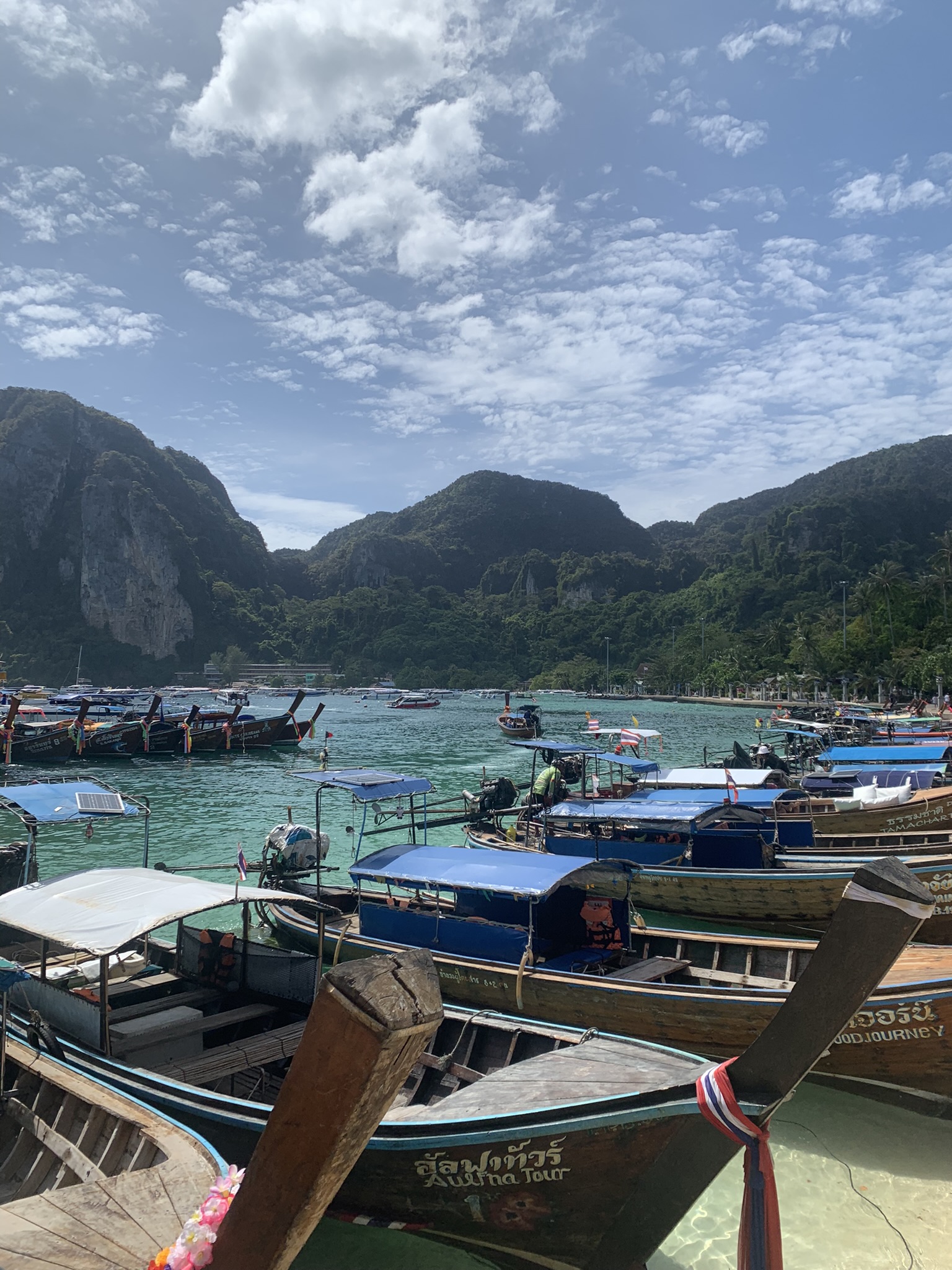 Uitzicht op de baai van Koh Phi Phi met longtailboten tijdens een eilandhop vakantie