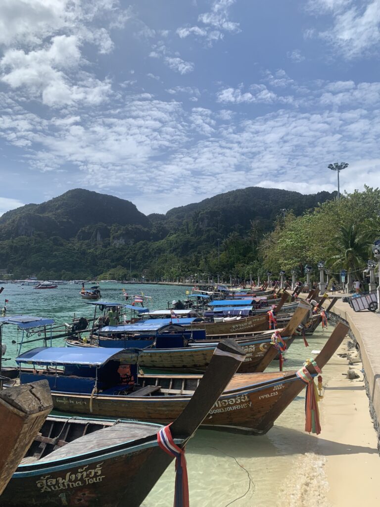 Traditionele Thaise longtailboten aan het strand van Koh Phi Phi - Thailand Reis op Maat