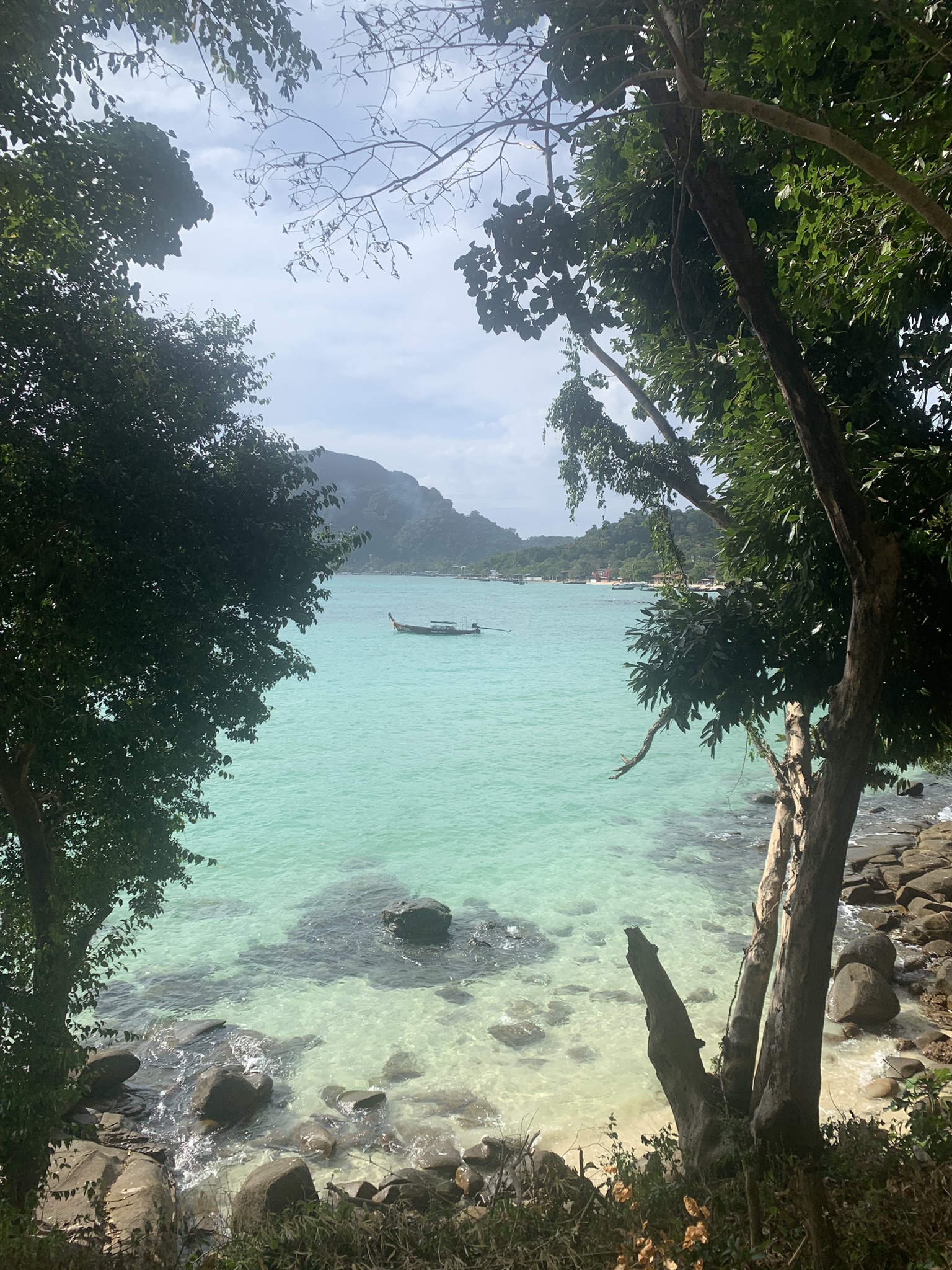 Kristalhelder water en witte stranden op Koh Phi Phi, een Thais eiland