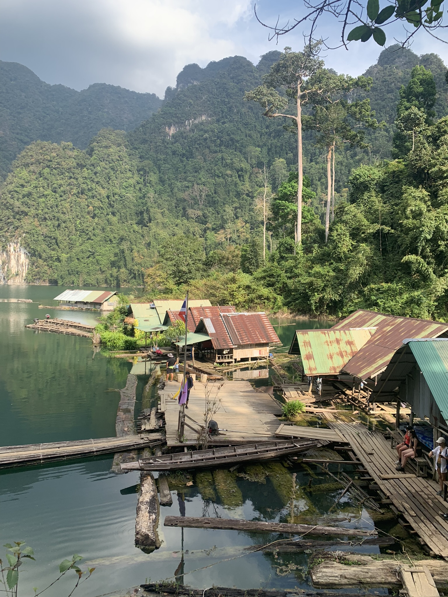 Authentieke drijvende bungalows omringd door bergen in Khao Sok National Park