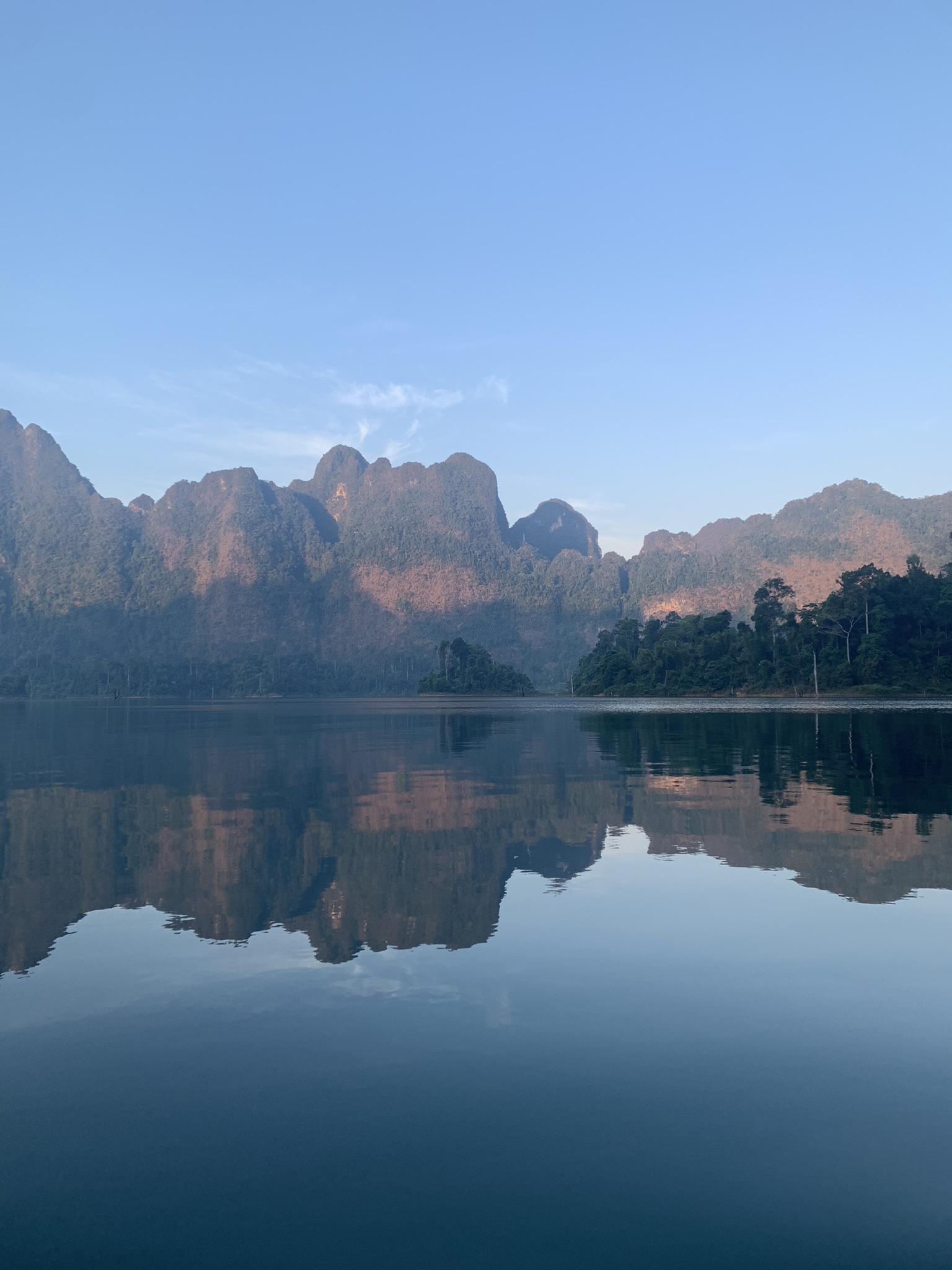 Prachtige weerspiegeling van kalksteenrotsen in het kristalheldere water van Khao Sok Thailand