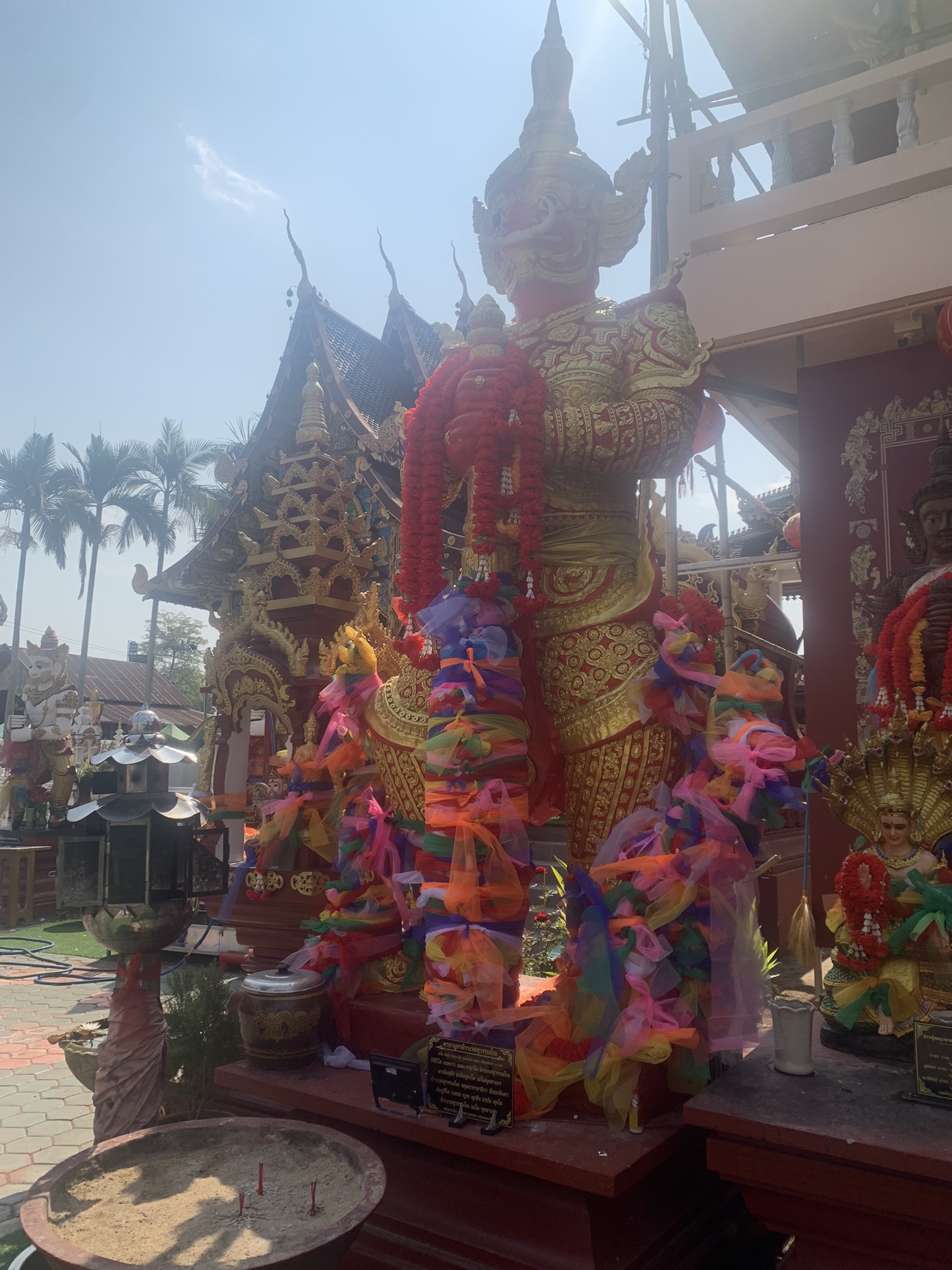 Kleurrijk Thais tempelbeeld in Chiang Mai tijdens een ruim twee weken durende rondreis - Thailand Reis op Maat