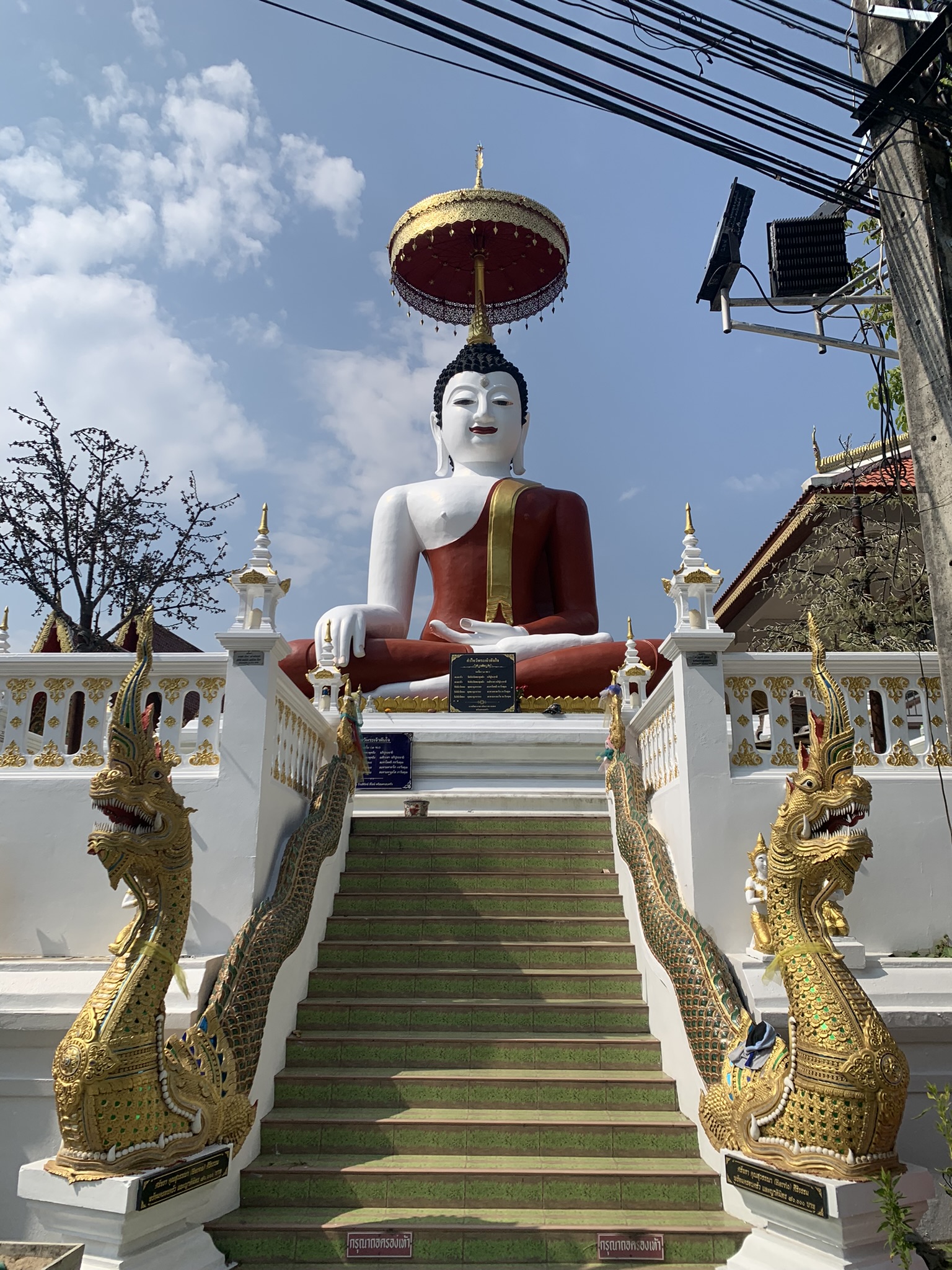 Boeddhabeeld bij een tempel in Chiang Mai in Thailand
