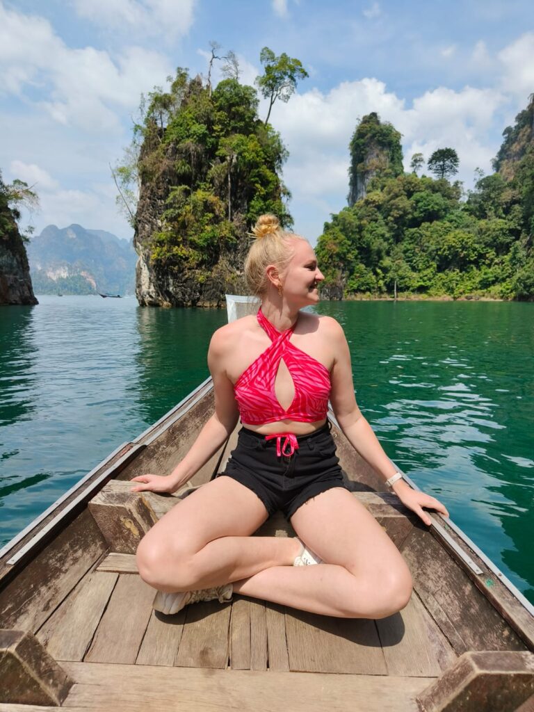 Genieten van het uitzicht in een traditionele longtailboot op het Cheow Lan Lake in Thailand