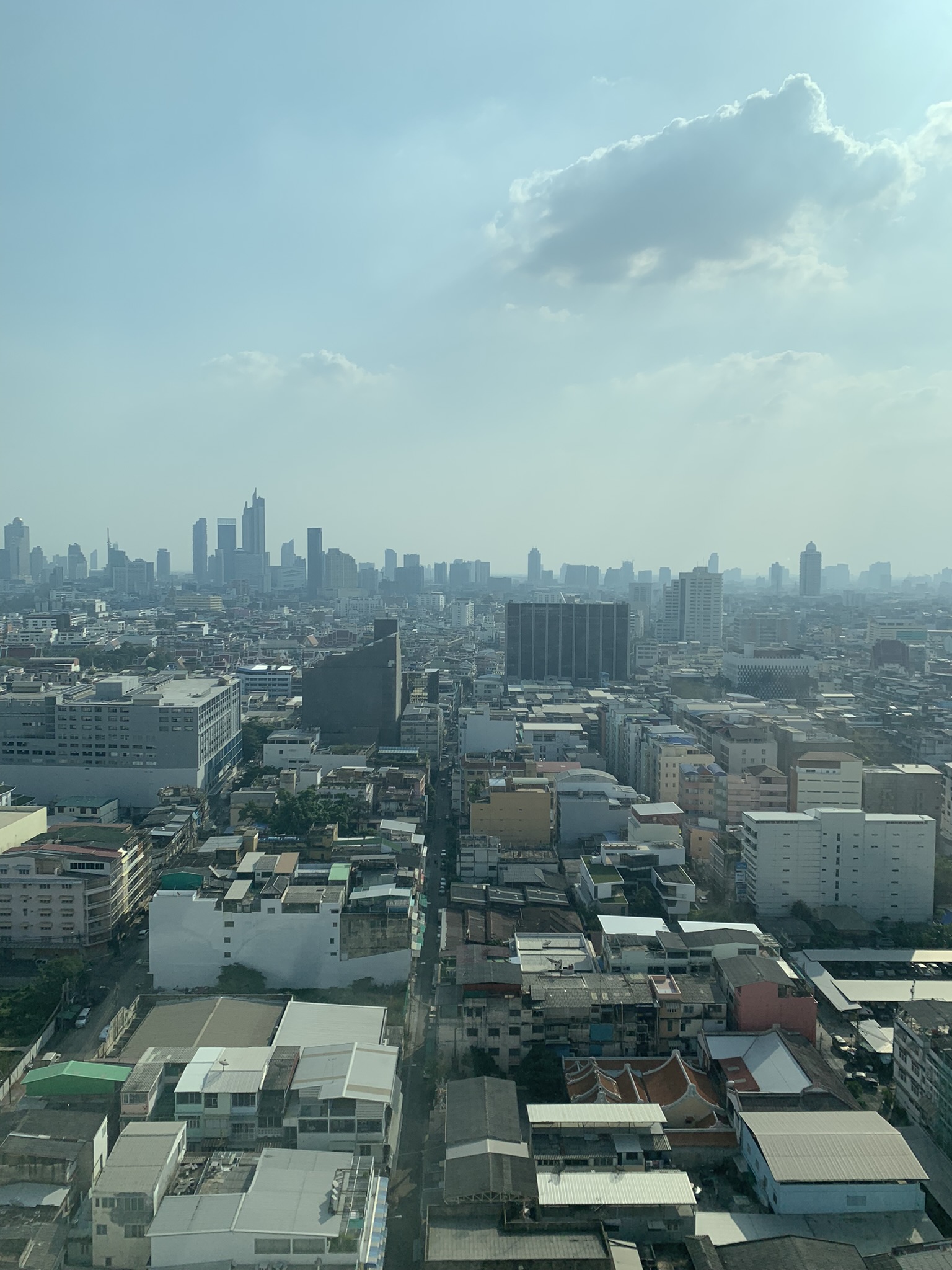 Indrukwekkend weids uitzicht over de wolkenkrabbers en daken van Bangkok