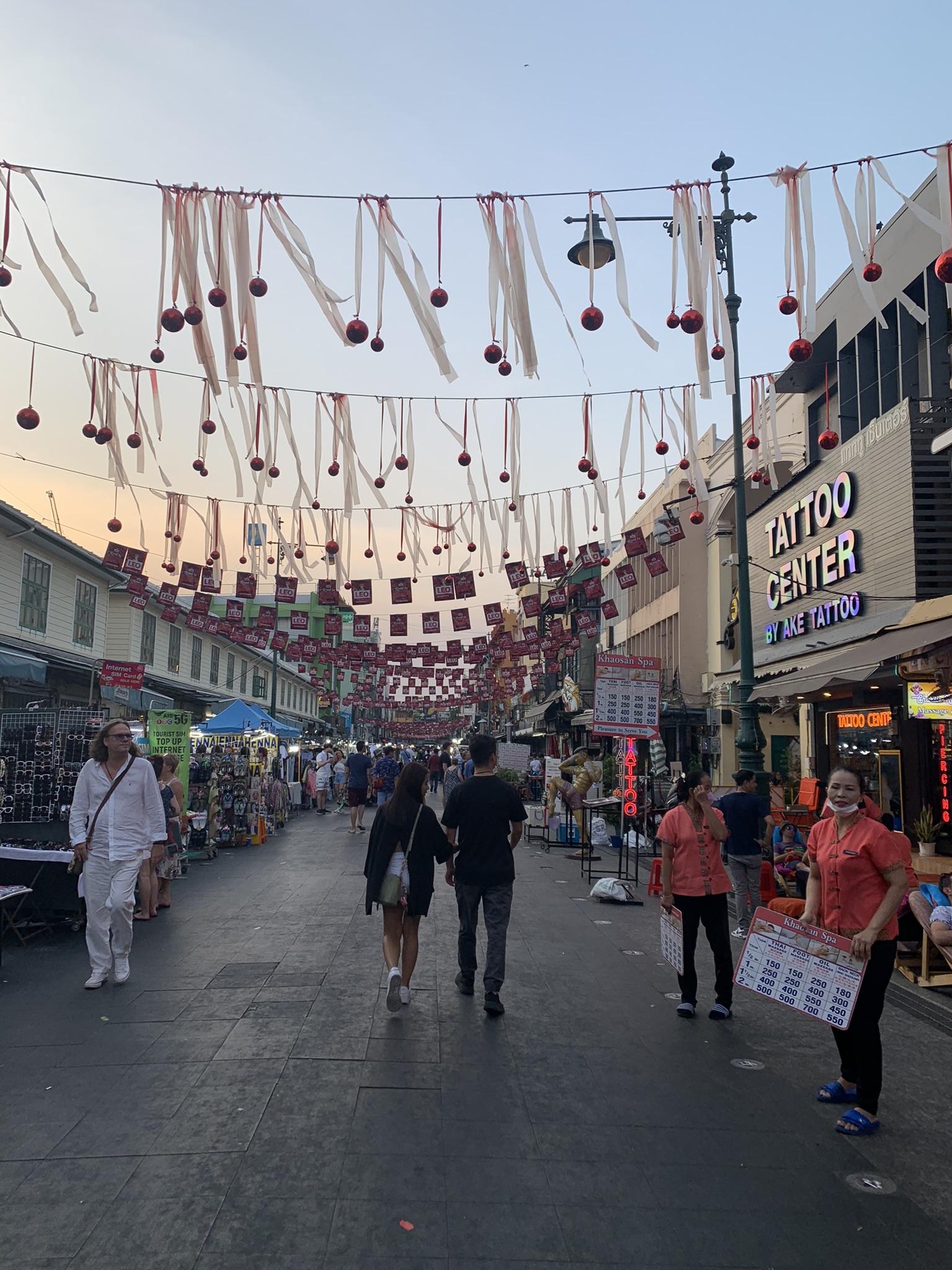 Gezellige drukte in een winkelstraat versierd met rode lampionnen in Bangkok