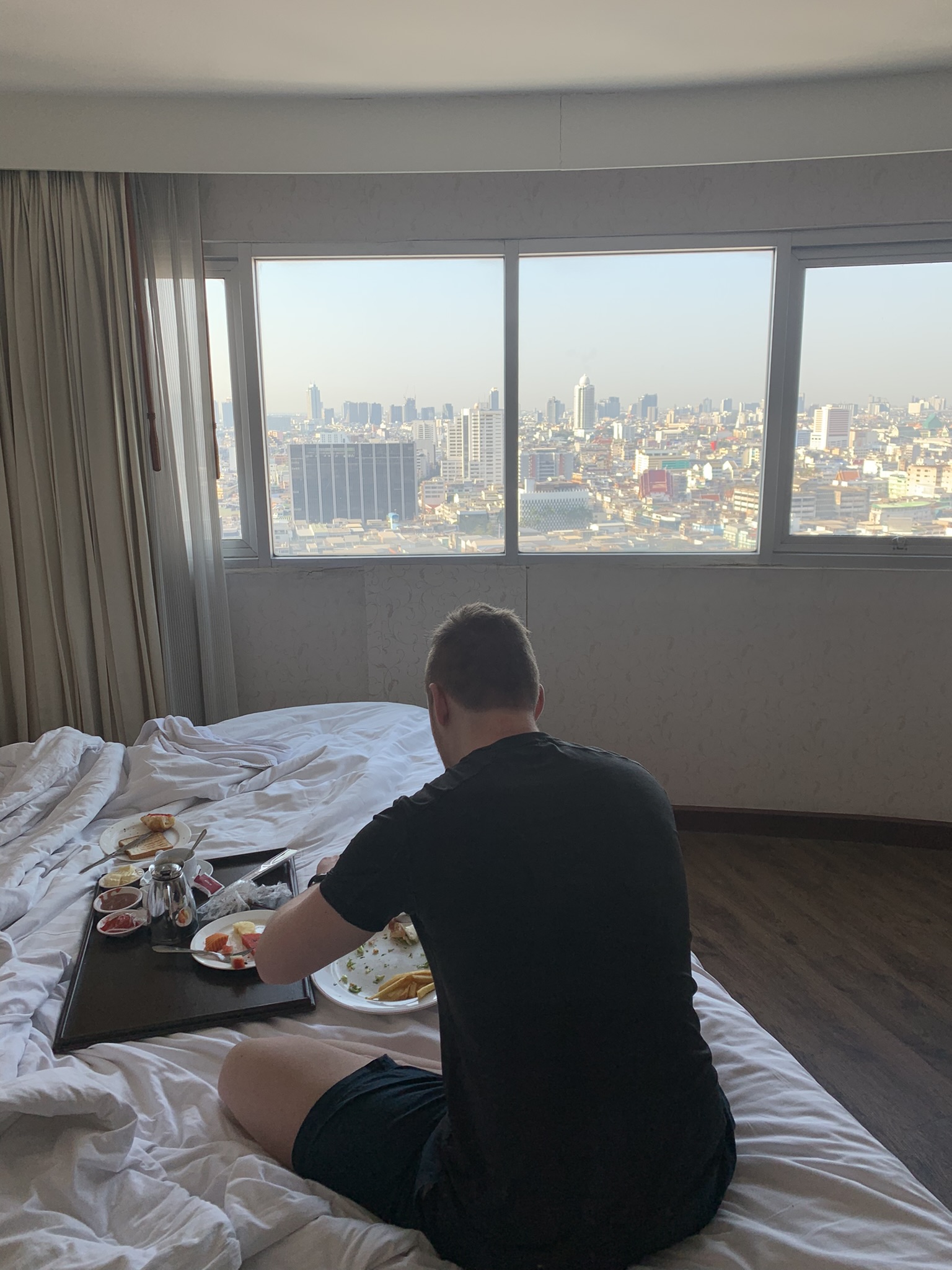 Ontbijten in een hotelkamer met panoramisch uitzicht over de stad Bangkok