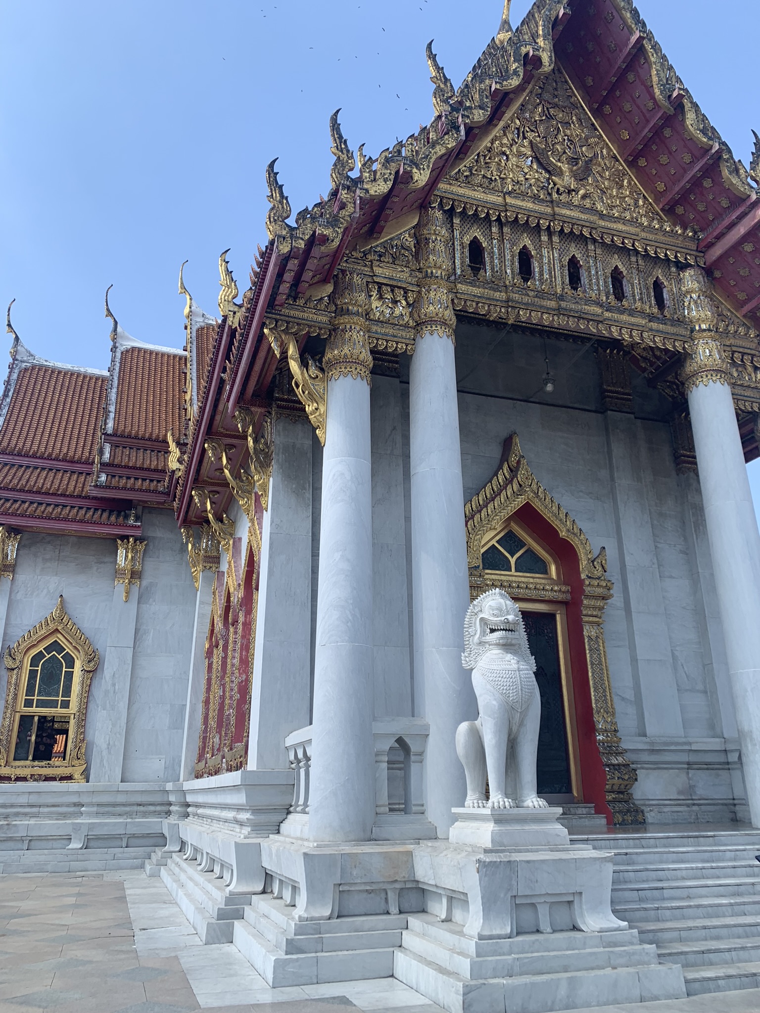 De marmeren tempel Wat Benchamabophit met traditionele leeuwenbeelden in Bangkok