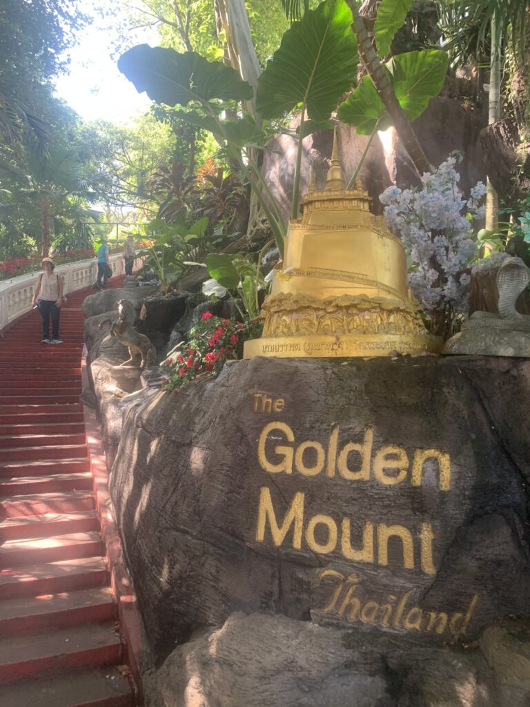 De entree van de iconische Golden Mount tempel (Wat Saket) in Bangkok, Thailand