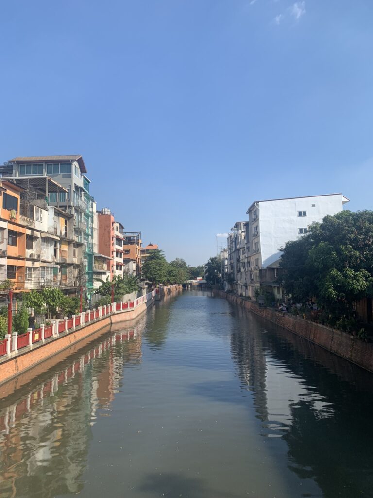 Uitzicht op een kleurrijke gracht (klong) in een authentieke wijk van Bangkok