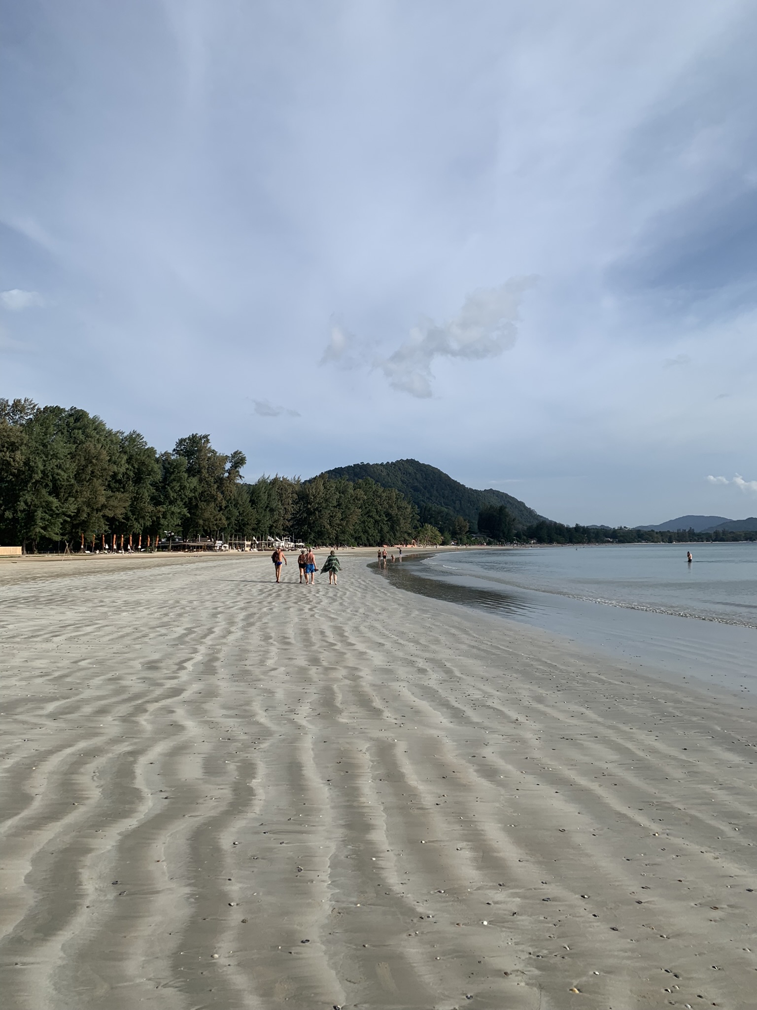 Uitgestrekt en rustig zandstrand op Koh Lanta, ideaal voor een ontspannen strandwandeling