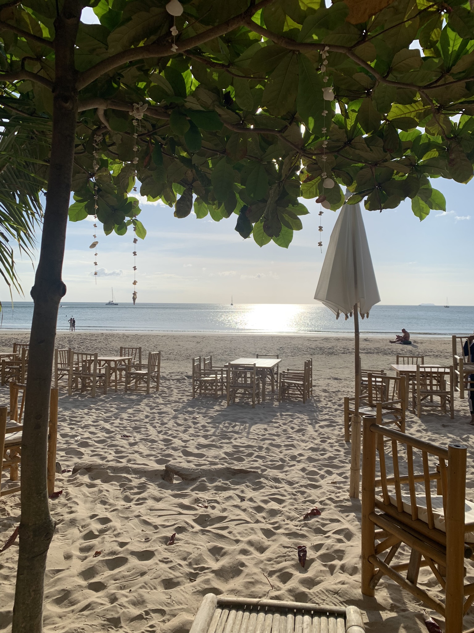 Gezellig dineren op het strand van Koh Lanta tijdens een 20-daagse vakantie door Zuid-Thailand