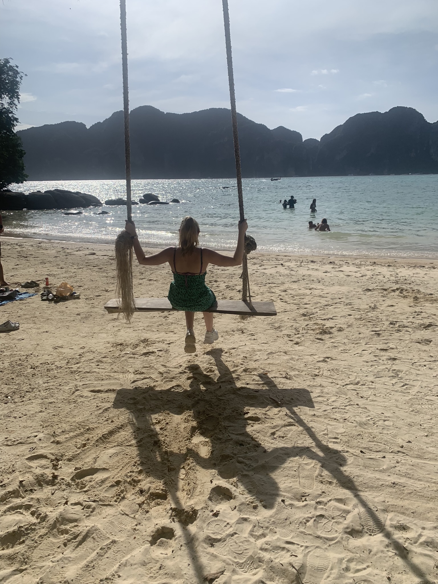 Ontspannen op een houten schommel op het witte zandstrand van Koh Phi Phi