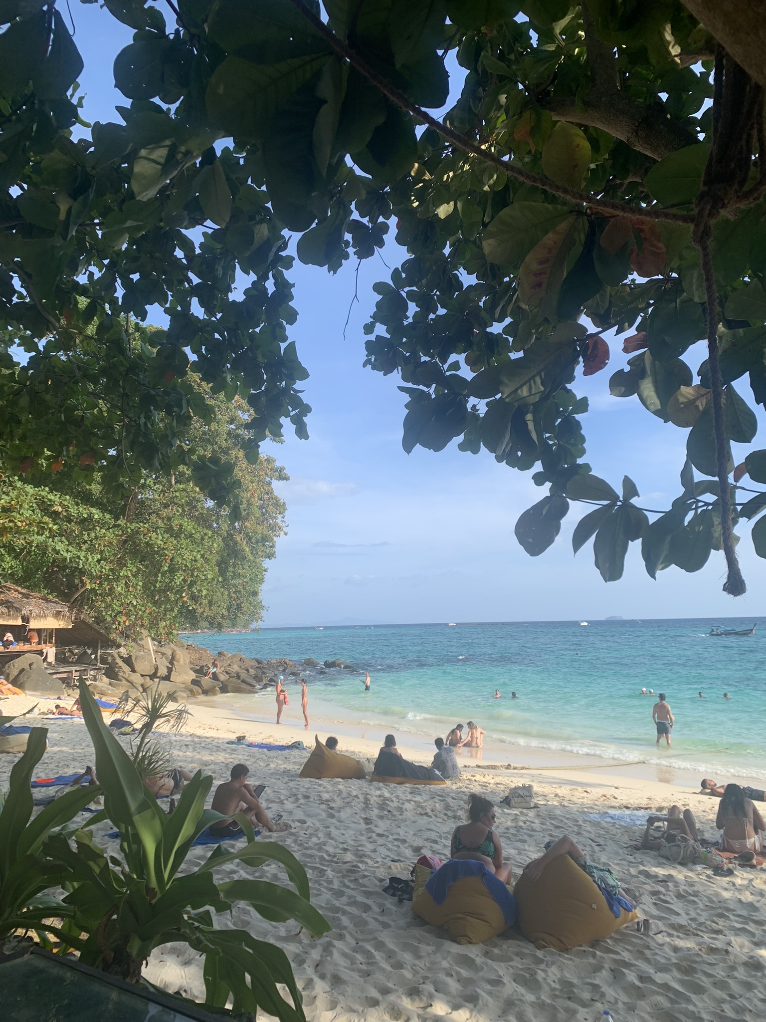 Gezellige drukte op het strand van Koh Phi Phi met zwemmers