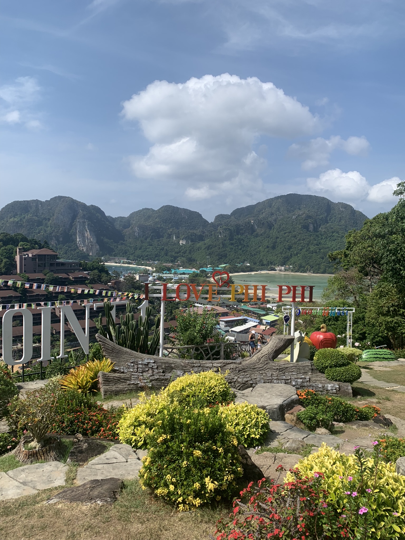 Kleurrijk uitzicht op de baai van Koh Phi Phi met tropische planten op de voorgrond