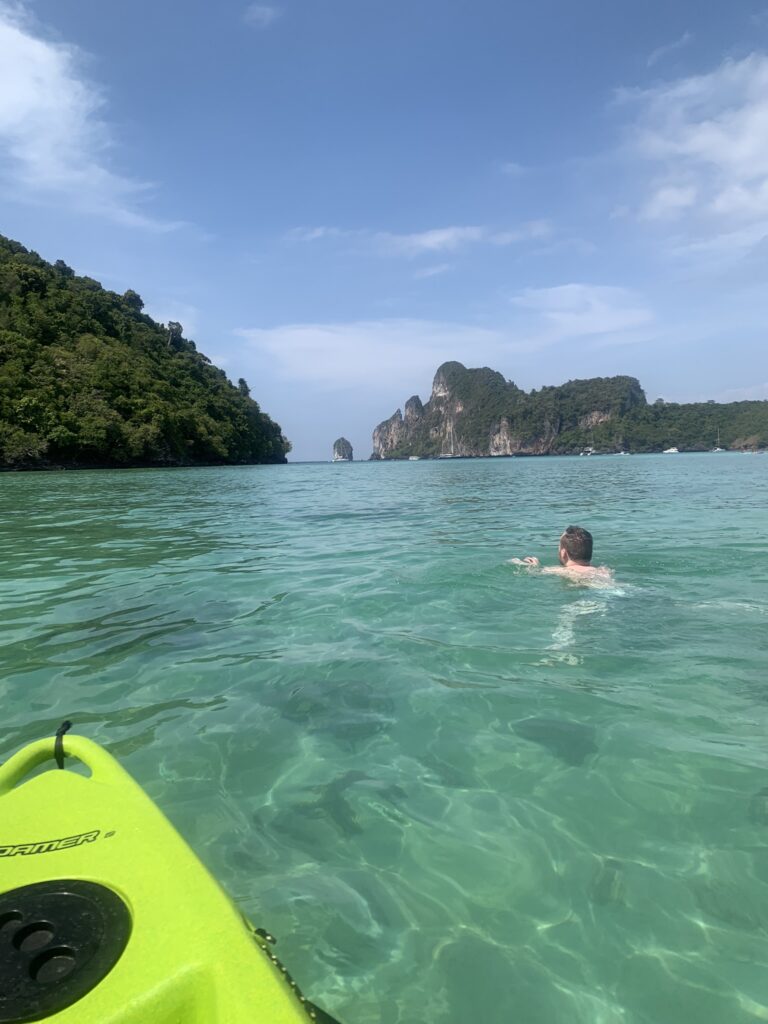Zwemmen in het turquoise water van een baai bij Koh Phi Phi Thailand