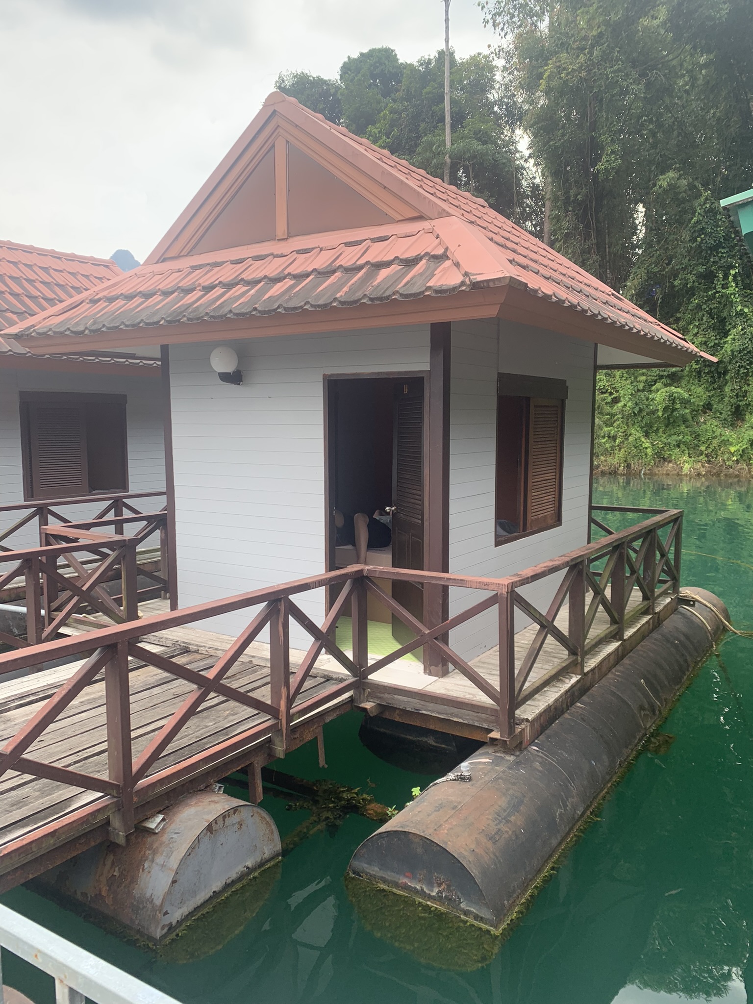 Thais drijvend huisje met houten terras op het water in de natuur