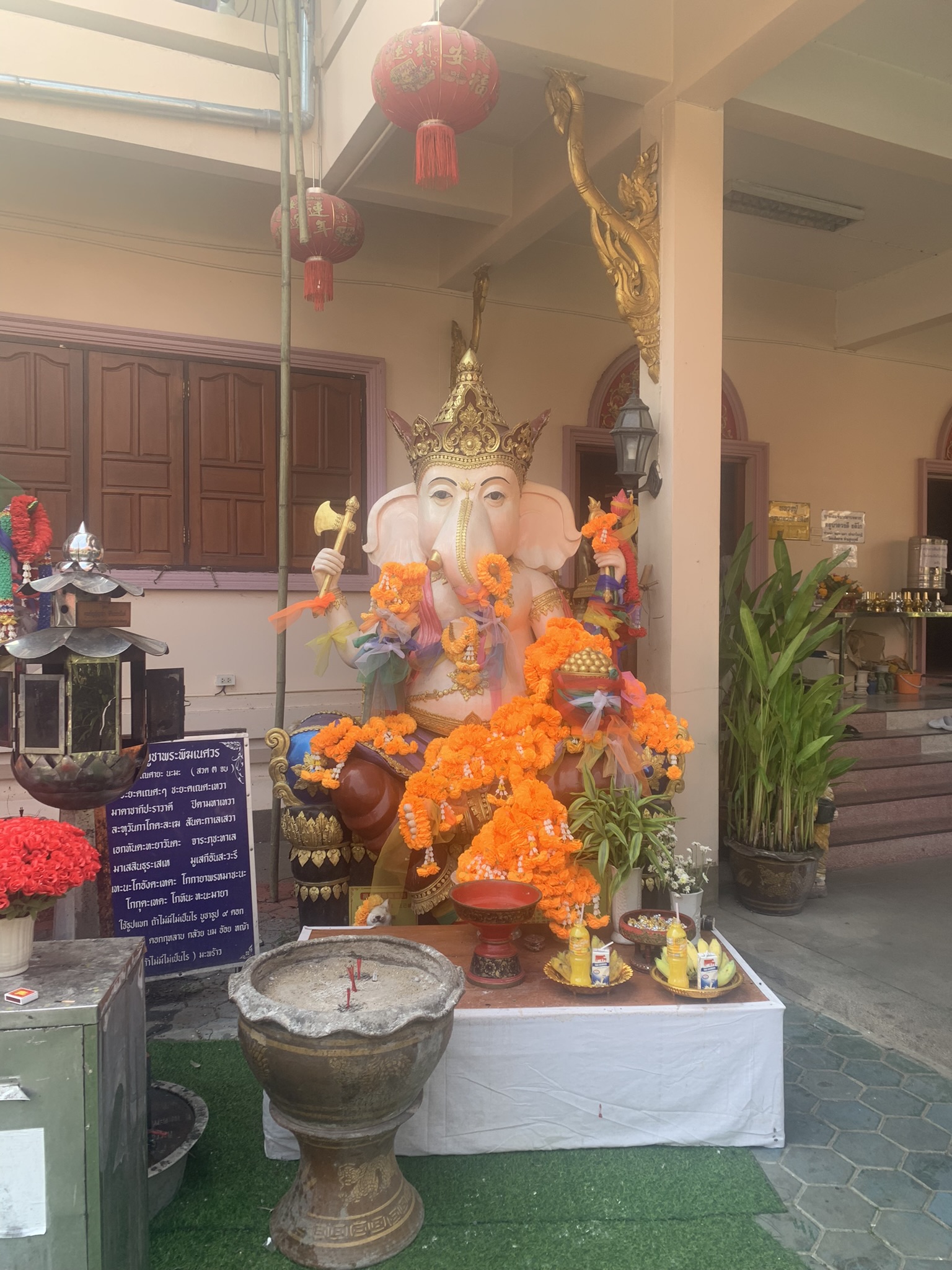 Kleurrijk standbeeld van de hindoeïstische god Ganesha bij een tempel in Thailand