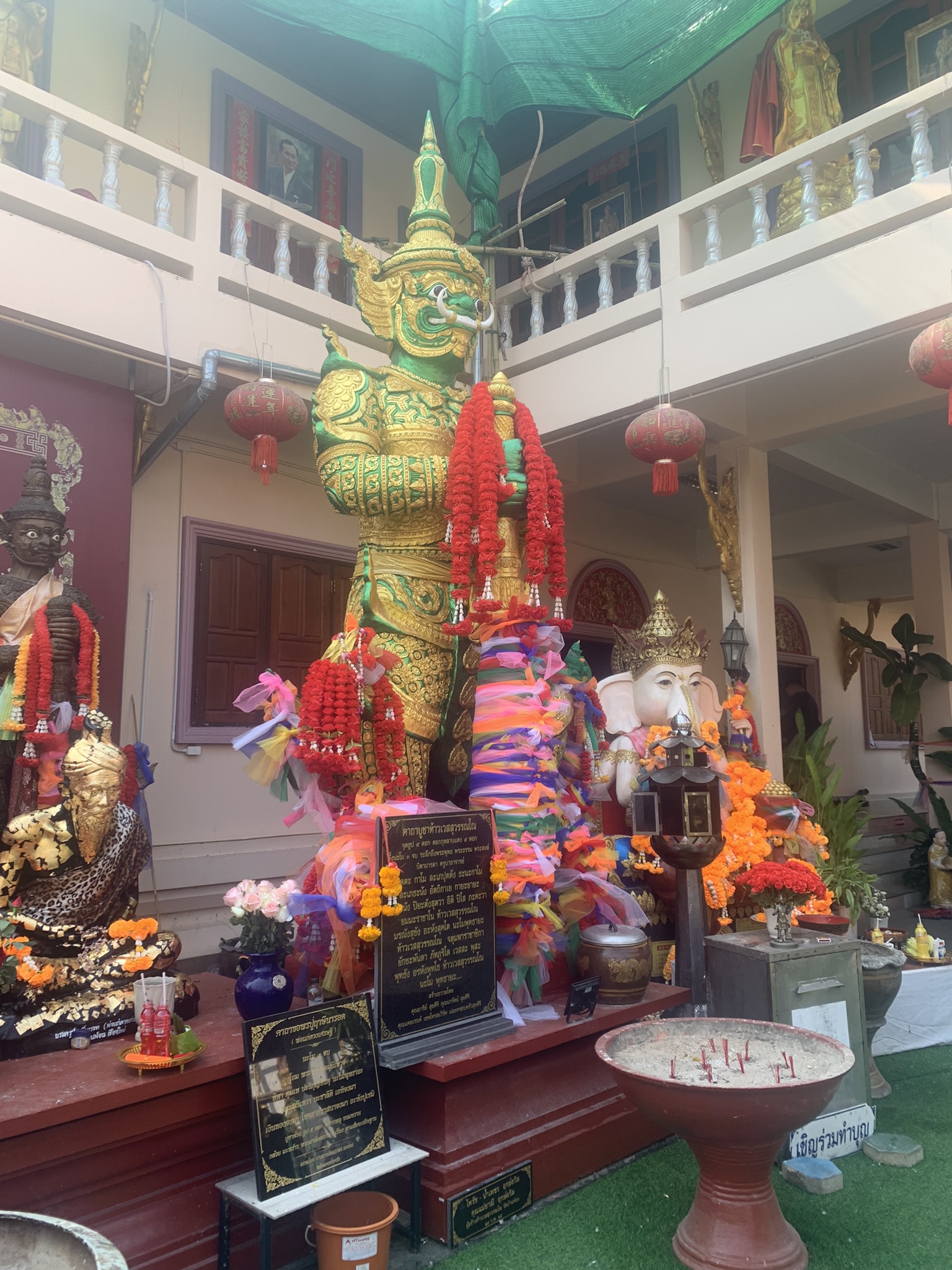 Kleurrijke Thaise tempel versierd met bloemen en offers - Persoonlijk reisplan Thailand