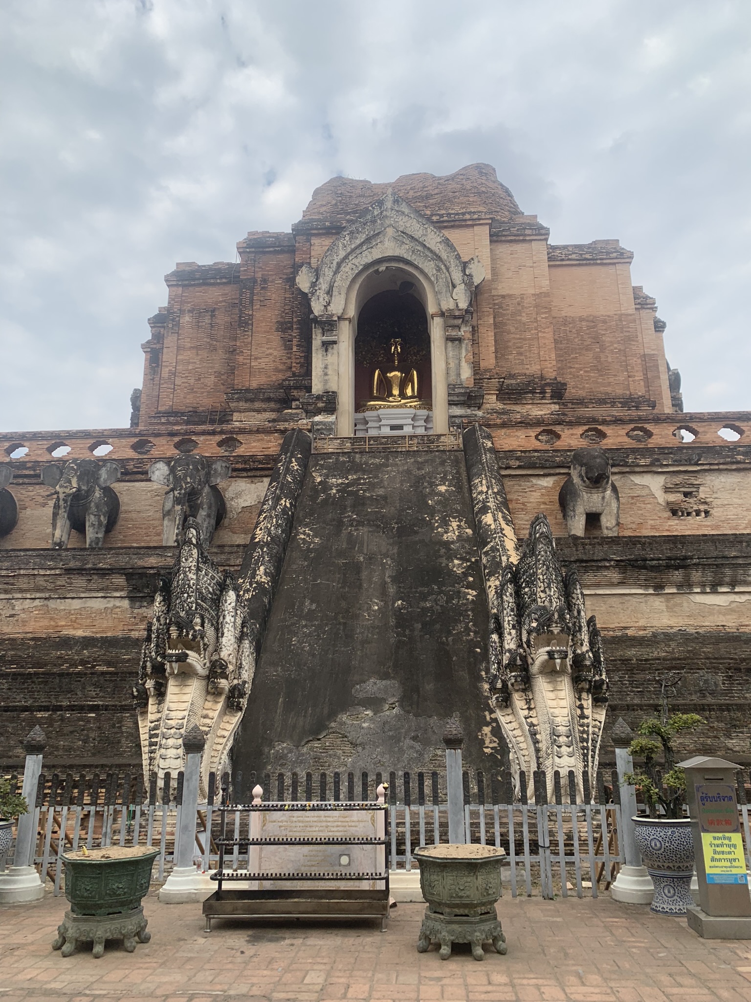 Historische stenen Chedi tempelruïne in Thailand onder een strakblauwe lucht