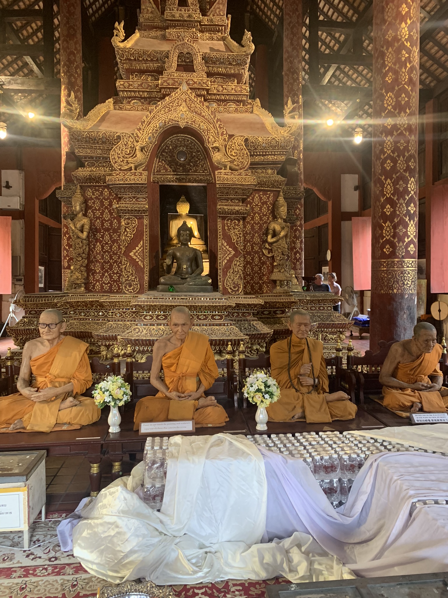 Boeddhistische monniken in een gouden tempel in Thailand - Thailand Reis Op Maat