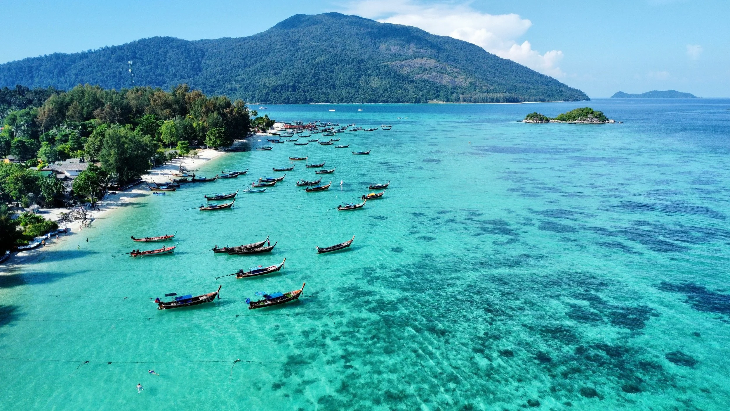 Prachtig panoramisch uitzicht over de koraalriffen en de azuurblauwe zee rondom het eiland Koh Lipe