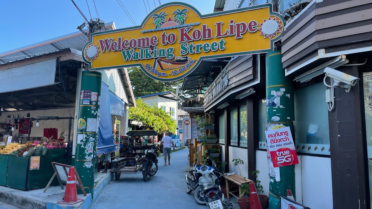 De kleurrijke entree van de beroemde Koh Lipe Walking Street met het "Welcome to Koh Lipe" bord