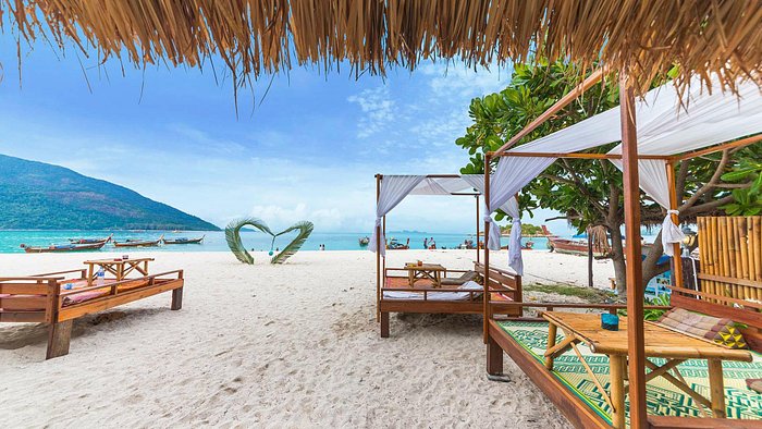 Luxe witte strandbedden en loungeplekken op het zachte witte zand van Koh Lipe met uitzicht op zee