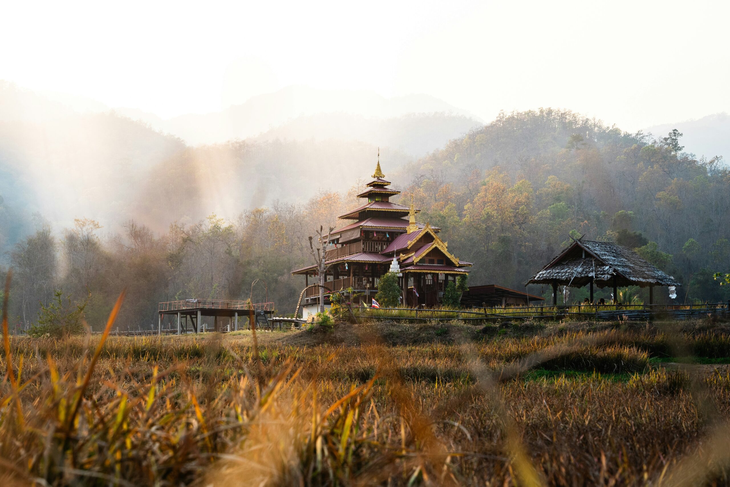 Traditionele houten tempel te midden van de natuur en rijstvelden in de Pai vallei