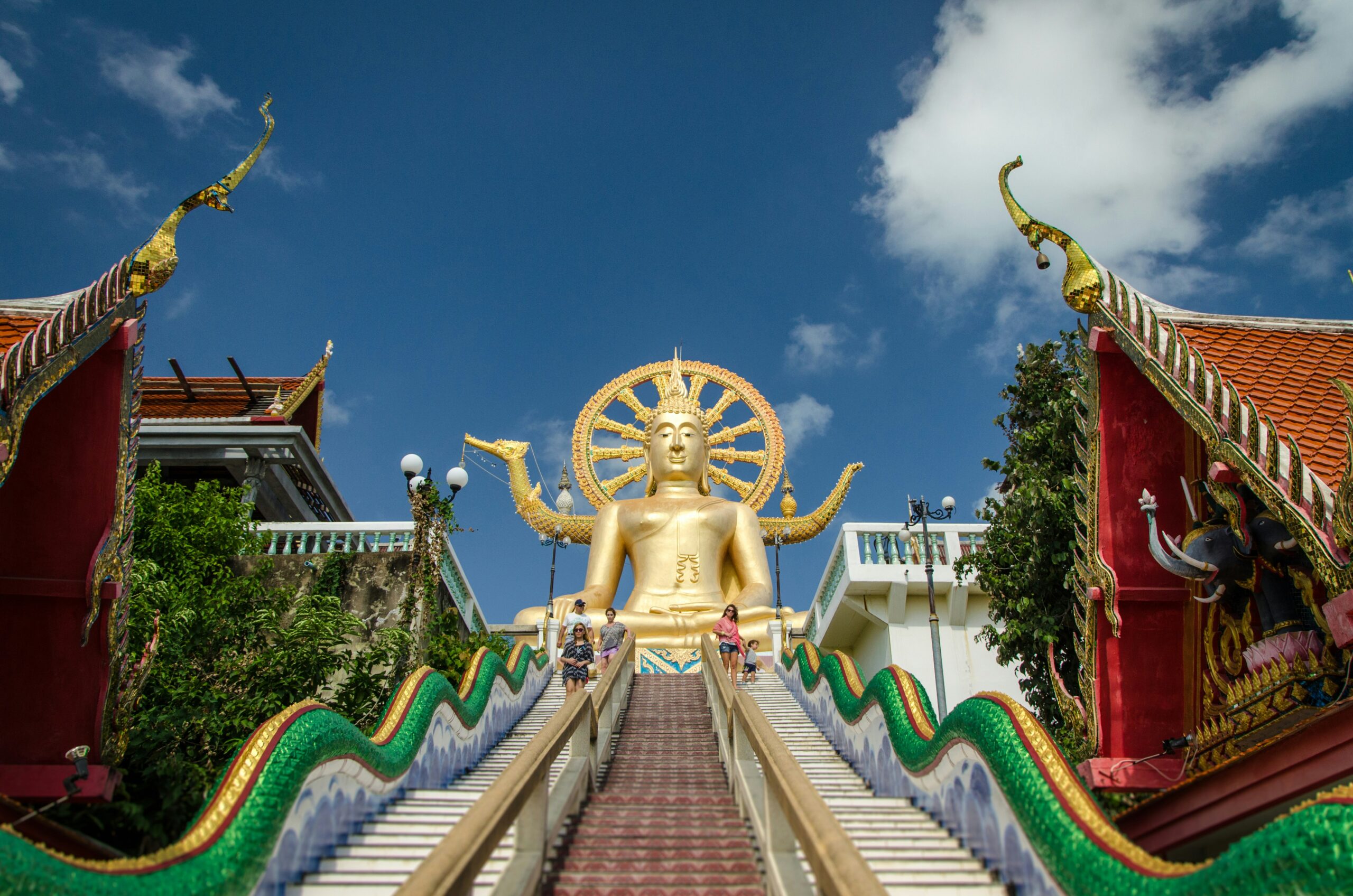 De indrukwekkende Big Buddha tempel met een gouden standbeeld onder een blauwe lucht in Thailand