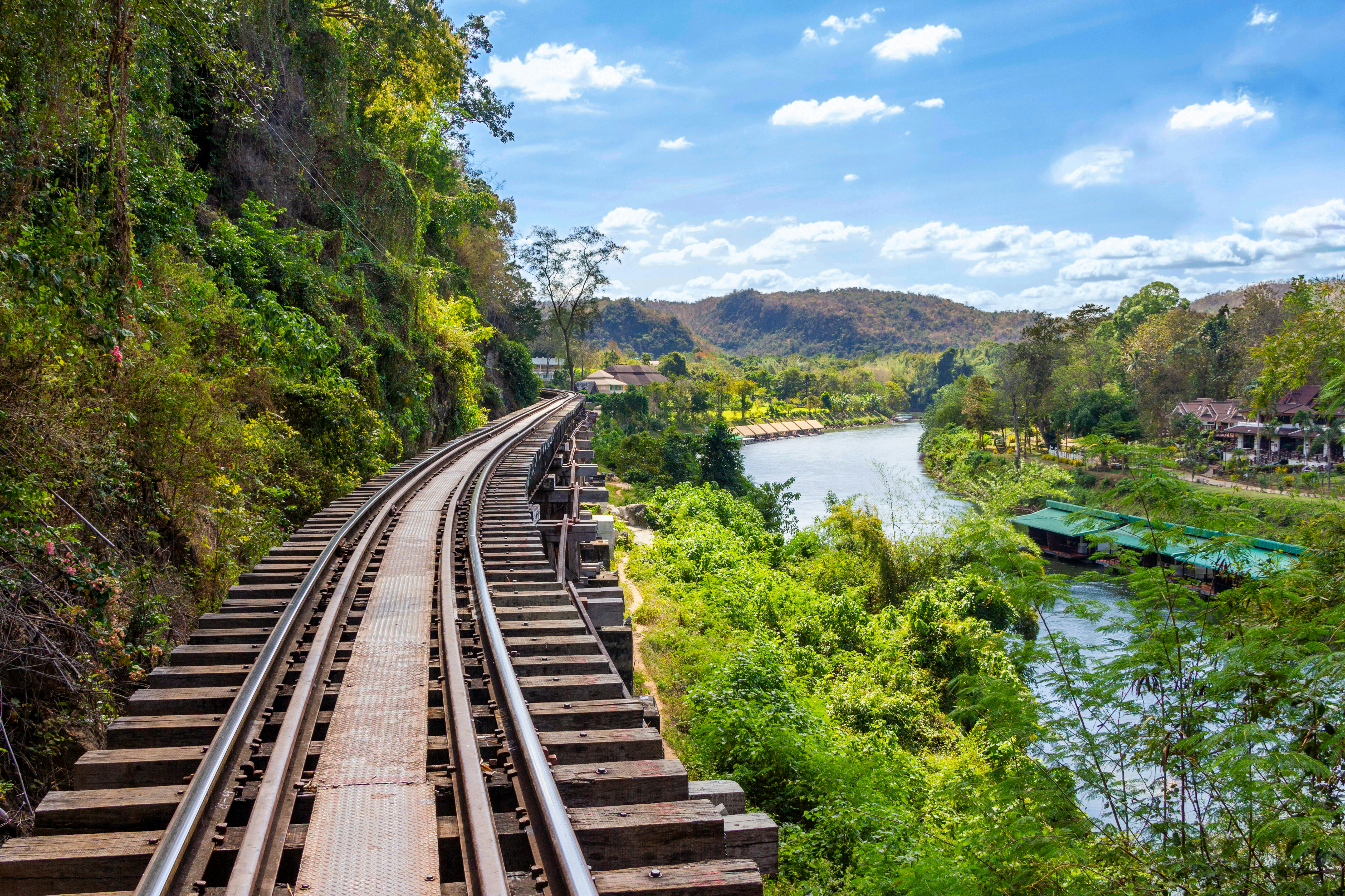Uitzicht over de historische Death Railway spoorlijn met panoramisch zicht op de River Kwai