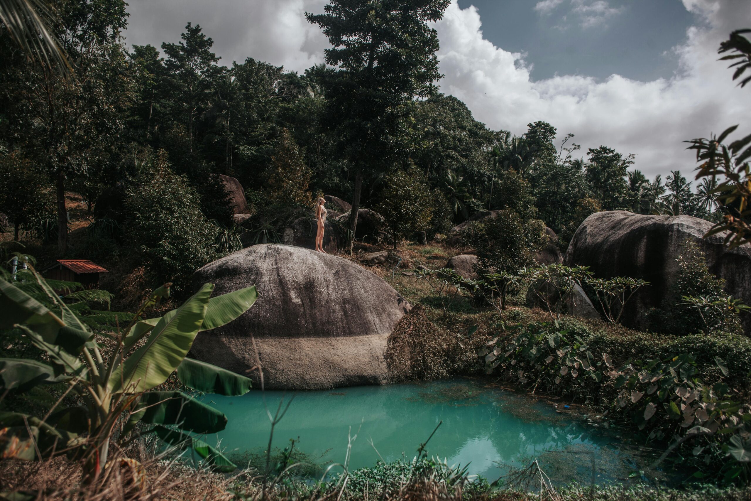 Verborgen turquoise lagune omringd door tropische jungle en grote rotsblokken in Thailand, Koh Samui