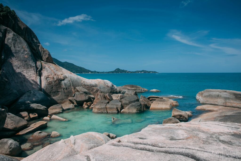 Grote rotsen en helderblauw water op Koh Samui
