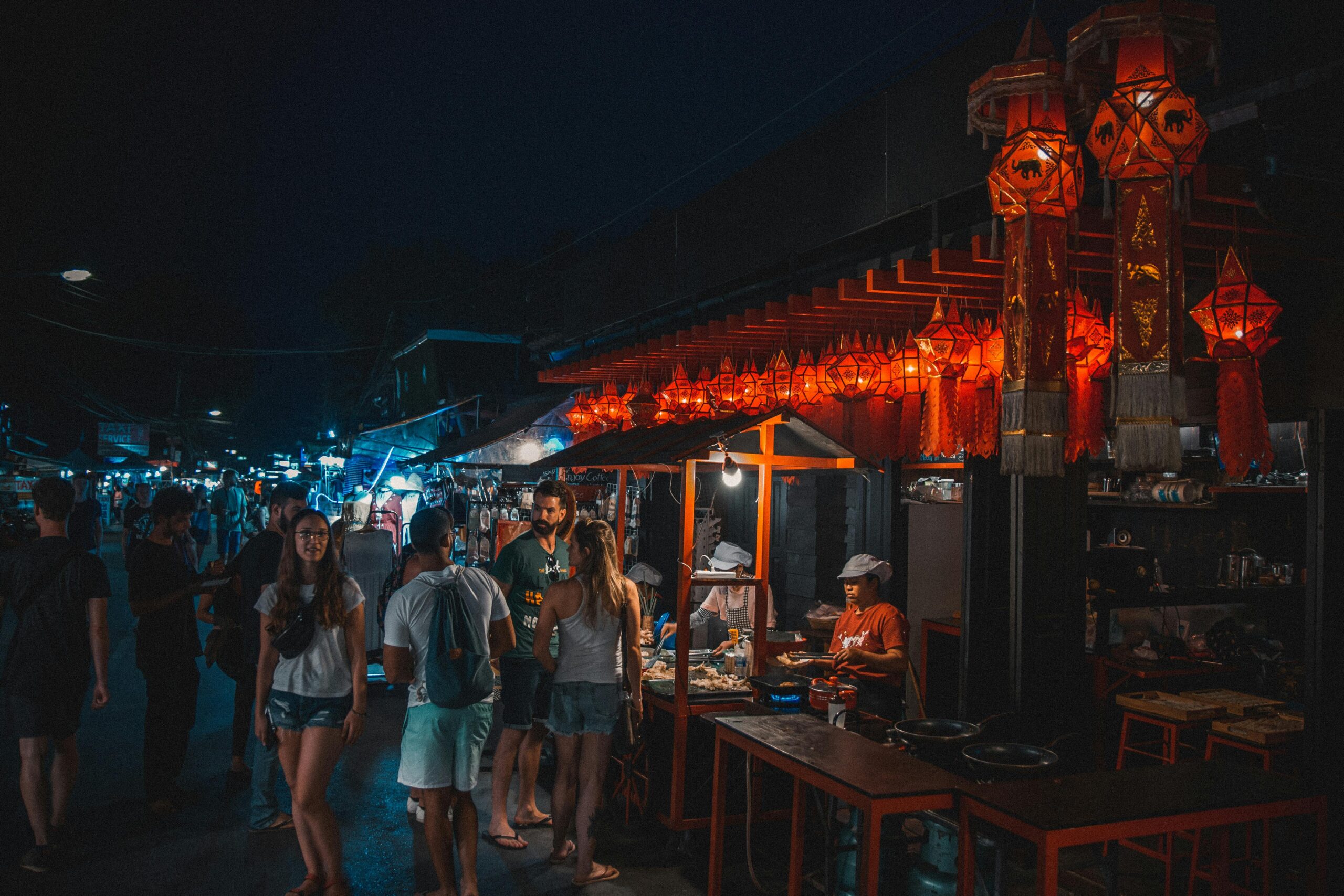 Sfeervolle night market in Pai met streetfood kraampjes en gezellige avondverlichting