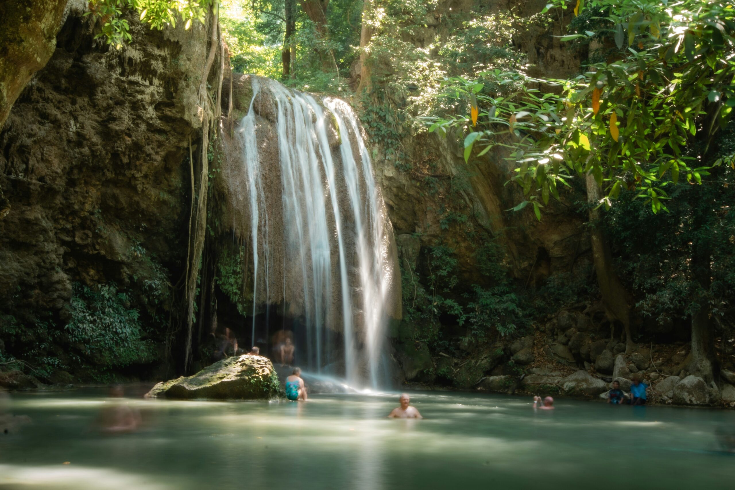 De prachtige gelaagde watervallen van Erawan National Park bij Kanchanaburi Thailand