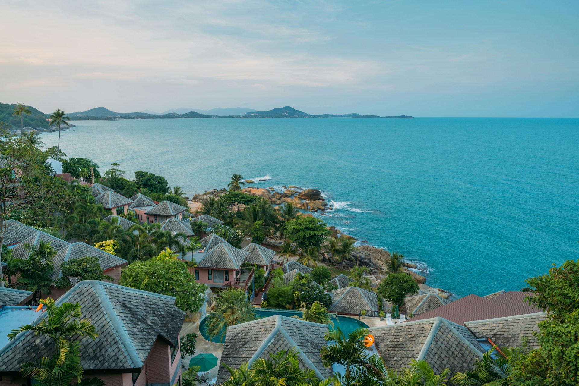 Luxe houten bungalows van een resort aan de kust van Thailand met uitzicht op de oceaan