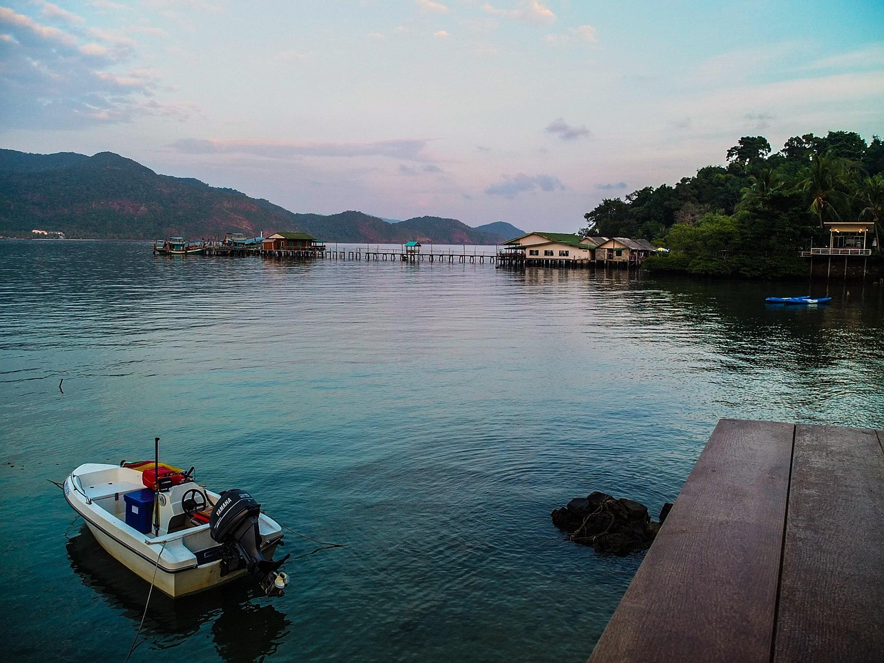 Luxe drijvende houten bungalows op het kalme water bij Koh Chang