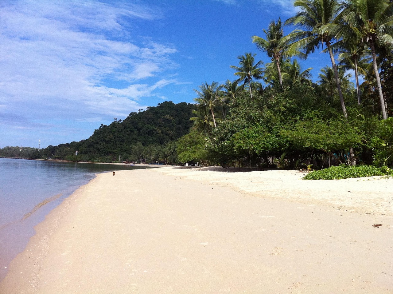 Breed en rustig zandstrand met uitzicht op de baai van Koh Chang