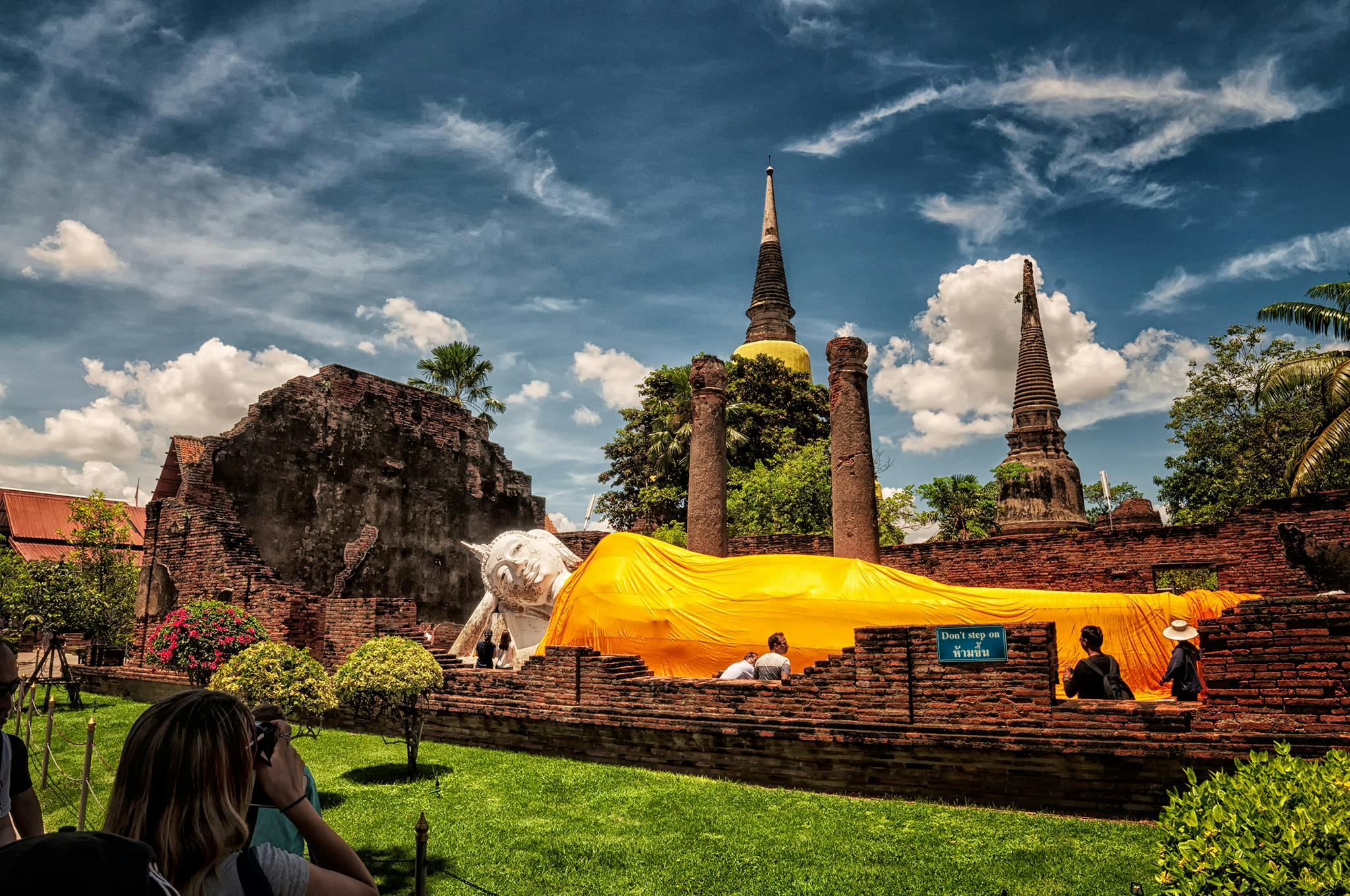 Het indrukwekkende grote liggende Boeddhabeeld in de buitenlucht bij Wat Lokayasutharam in Ayutthaya