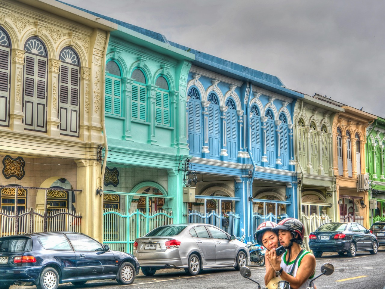 Kleurrijke historische gevels in Sino-Portuguese stijl in de oude stad van Phuket (Phuket Old Town)