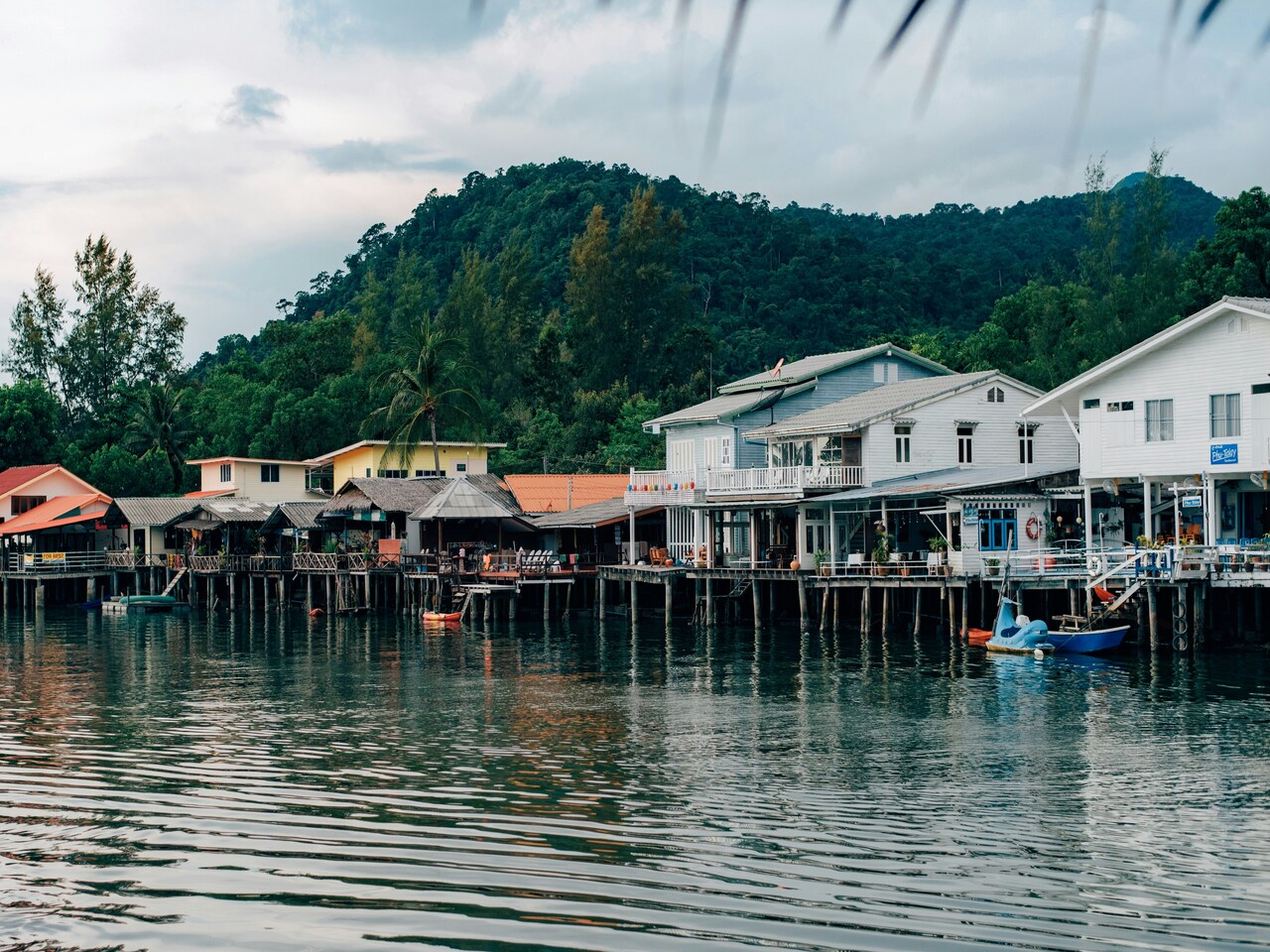 Traditionele paalwoningen en vissershuisjes aan de rivier op Koh Chang