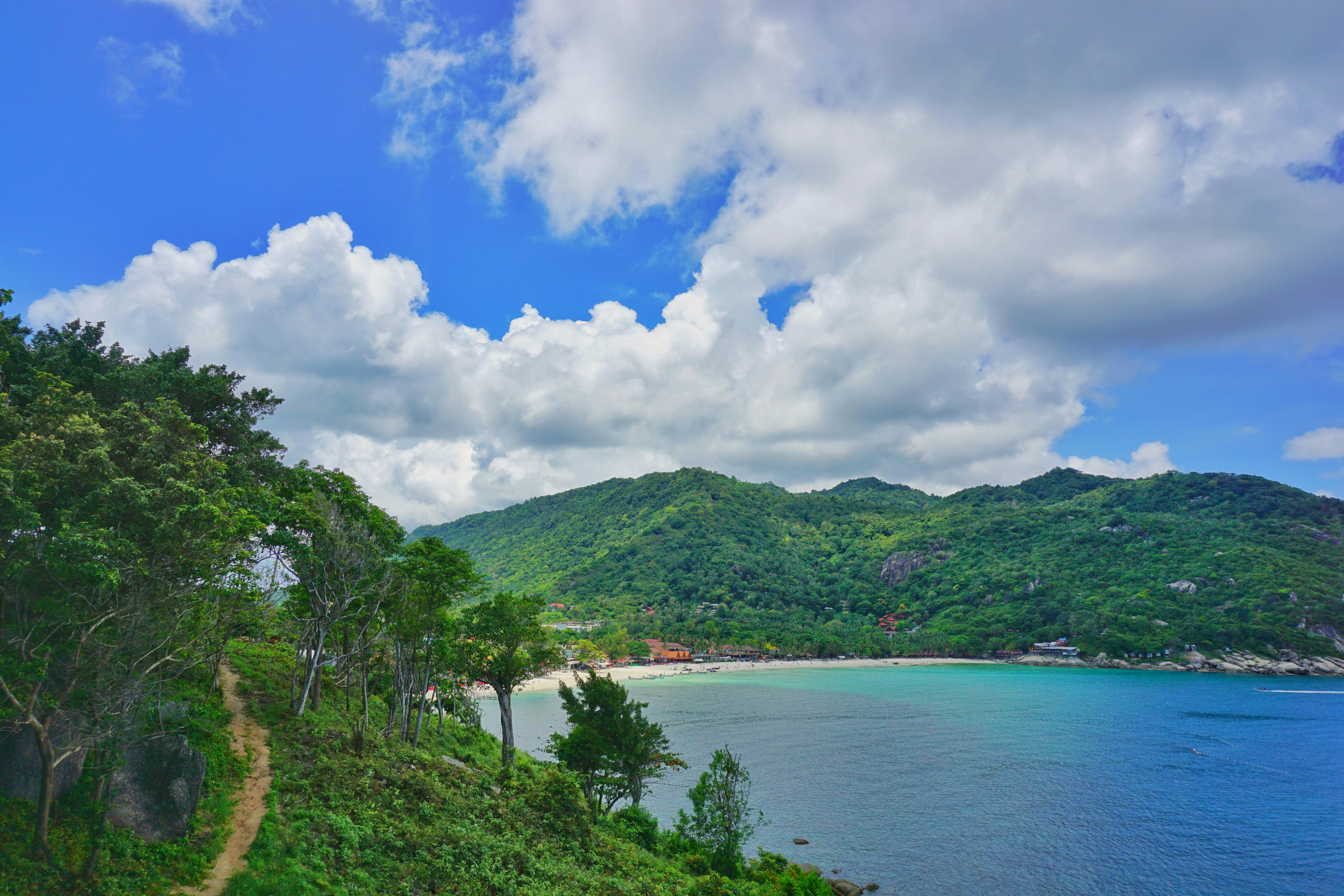 Prachtig uitzicht over een groene baai en de heuvels van Koh Phangan vanaf een uitkijkpunt