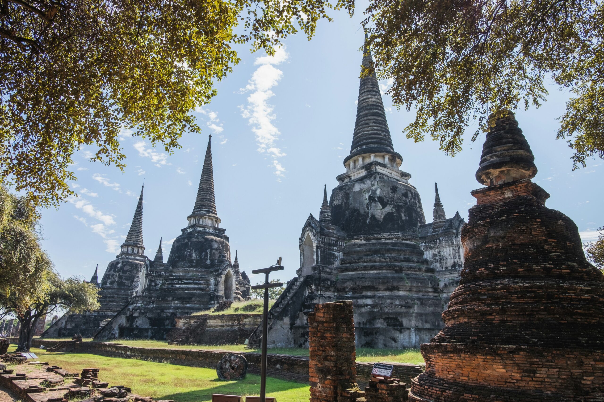 De drie iconische grote stoepa's van Wat Phra Si Sanphet in het historische hart van Ayutthaya